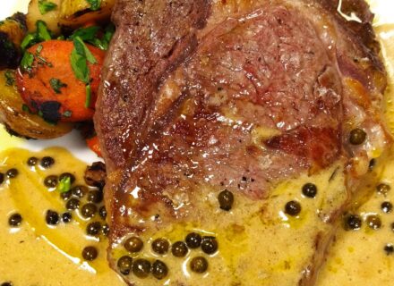 Rib eye steak, pečená medová zelenina, pepřová omáčka